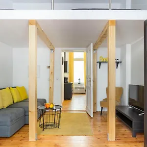 Lr Renovated +ac+rain Shower+wooden Floorboards Apartment